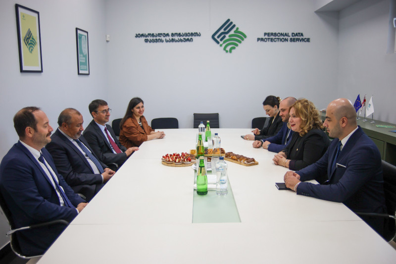 პერსონალურ მონაცემთა დაცვის სამსახურის უფროსმა ბათუმის ოფისში, თურქ კოლეგას, თურქეთის პერსონალურ მონაცემთა დაცვის საზედამხედველო ორგანოს პრეზიდენტს- უმასპინძლა